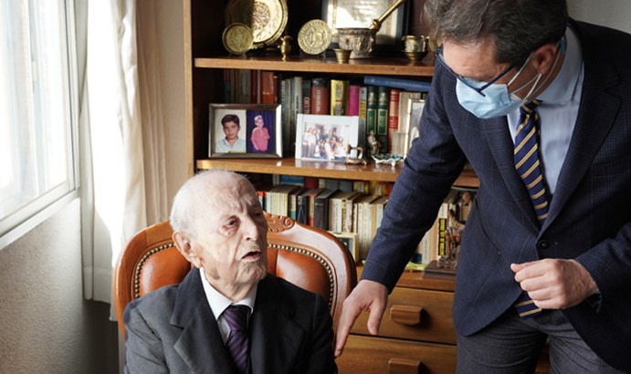 Arsacio Peña, el médico más longevo de España: "No fumé y trabajé mucho"
