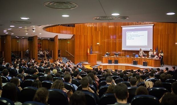 Así agasajan a los mejores MIR: becas, premios y hasta un puesto de trabajo