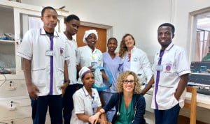 Cecilia, la médica que compagina las guardias con la cooperación