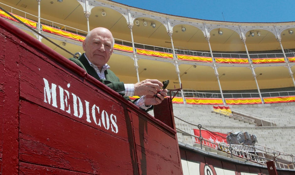 El 'ángel de la guarda' de Las Ventas viste bata y usa bisturí