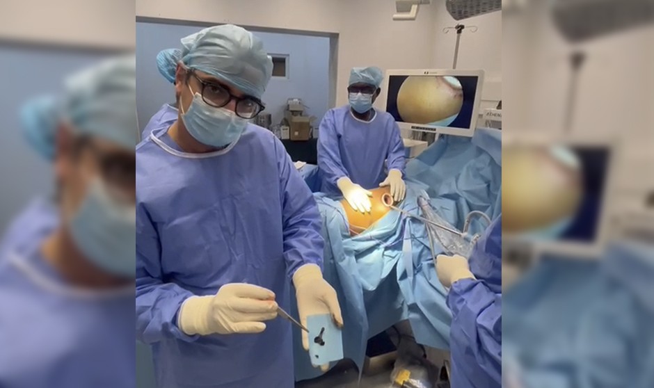 El cirujano Diego González Rivas consigue extraer una llave del pulmón de una niña de 14 años de El Congo