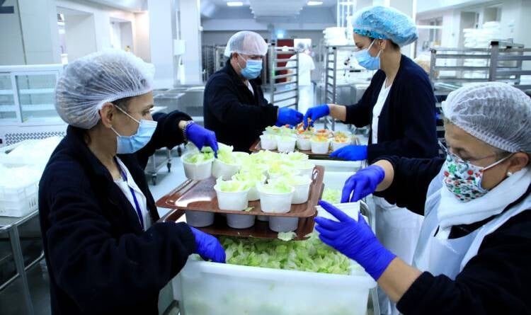 En las cocinas de un hospital en Nochevieja: "La cena es una vía de escape"