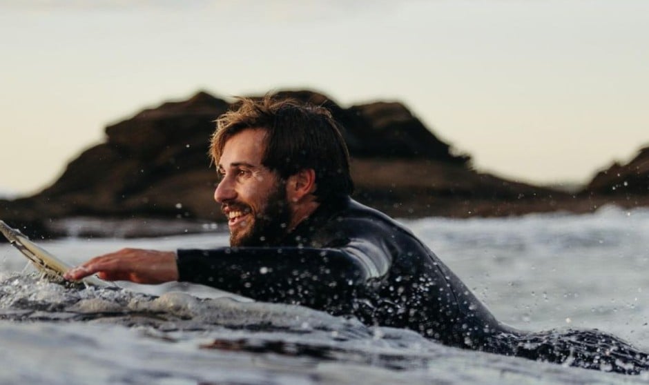 Guillermo Carrecedo surfeando en Galicia
