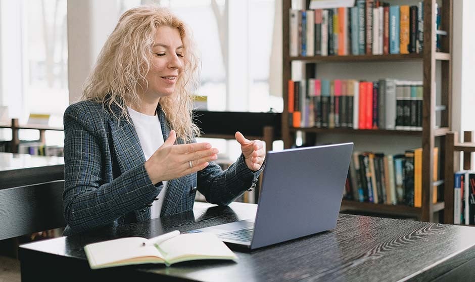 La biblioteca, el nuevo 'centro de salud' contra la brecha digital