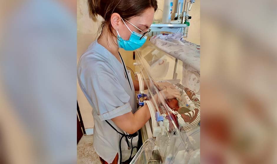 La enfermera que utilizó botellas de agua para salvar a neonatos en Kenia