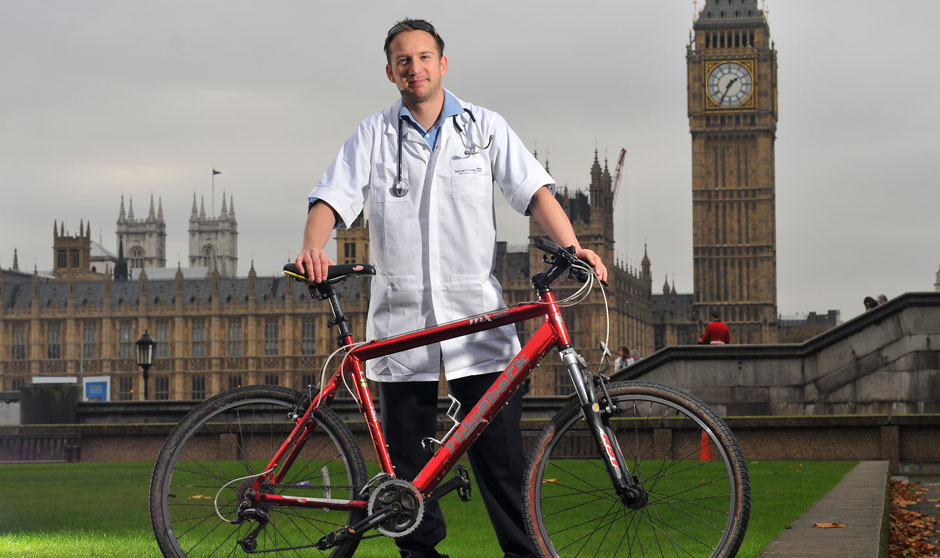 La vuelta al mundo del médico que combina bata y bicicleta