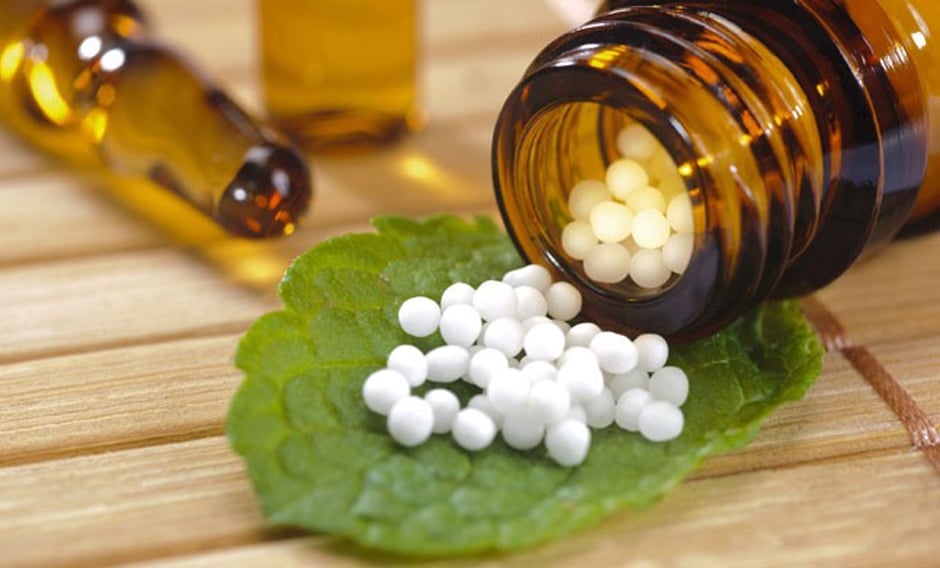 Los hilos que manejan la homeopatía en la Universidad