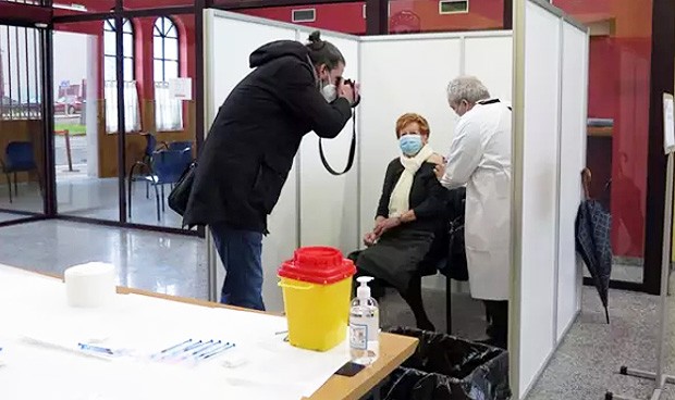 La Medicina no tiene edad: "Ayer estaba jubilado y hoy vacuno de Covid-19"