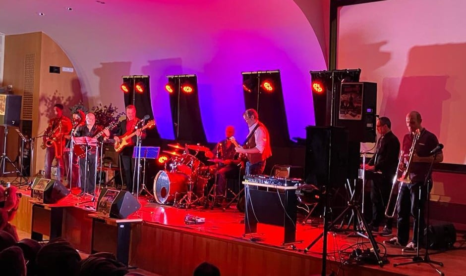 Médicos y enfermeras participan en un concierto de rock-pop en el Hospital Clínico San Carlos.