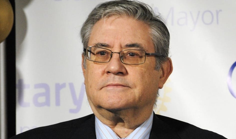 Medio siglo entre tesis: el exjefe que estudia para humanizar la cirugía