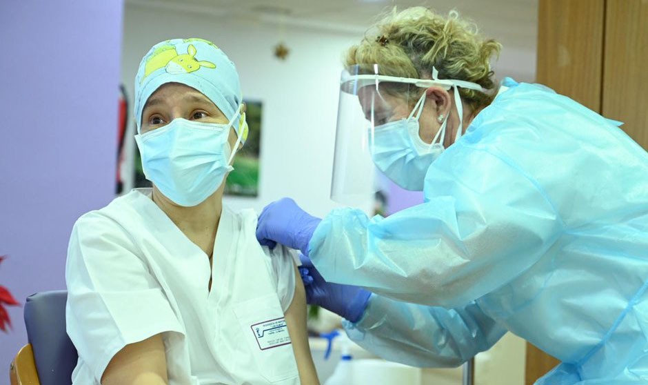 Mónica Tapias, primera sanitaria vacunada: "No tuve ningún miedo" 