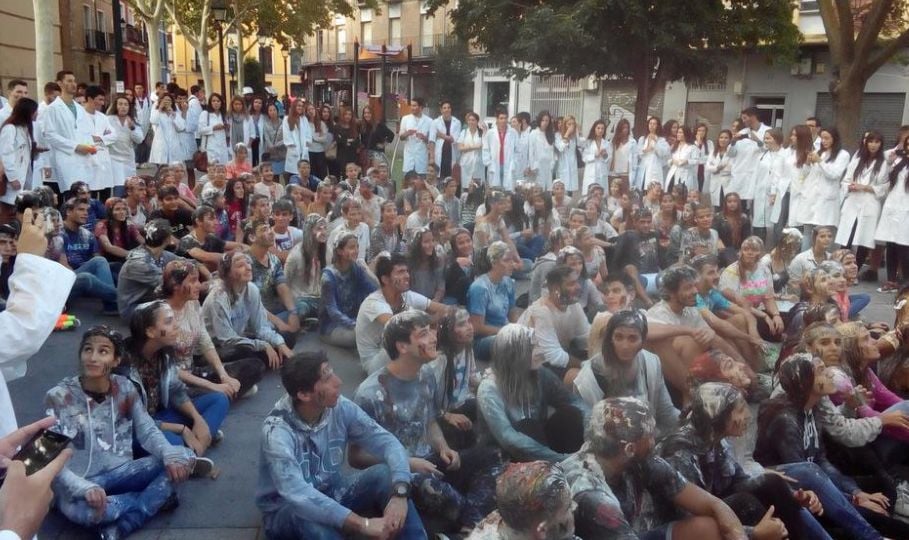 Novatadas a estudiantes de Medicina: "Te vamos a untar en huevo y harina" 