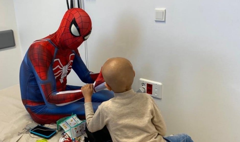 Spiderman es asturiano, médico y salva a los niños del miedo al hospital