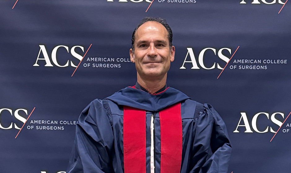 César Ramírez, cirujano, ha sido uno de los 11 españoles admitidos este año en el Colegio Americano de Cirugía.