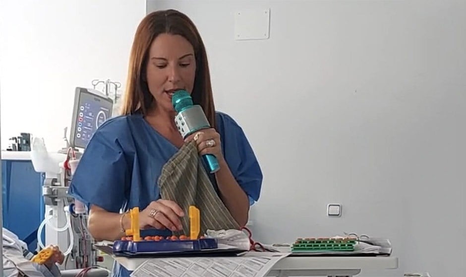 Una enfermera canta 'bingo' con sus pacientes contra el miedo a la diálisis