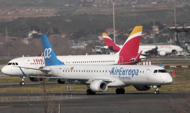 Varios aviones de aerolíneas que evitan responder si deben contratar médicos y enfermeras para primeros auxilios en los vuelos