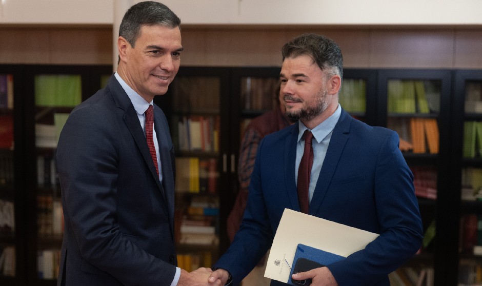 Bolaños y Junqueras firman el acuerdo para investir a Pedro Sánchez