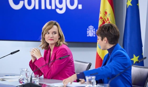 La ministra de Educación, Pilar Alegría, y la portavoz del Gobierno, Isabel Rodríguez, presentan los acuerdos del Consejo de Ministros. 
