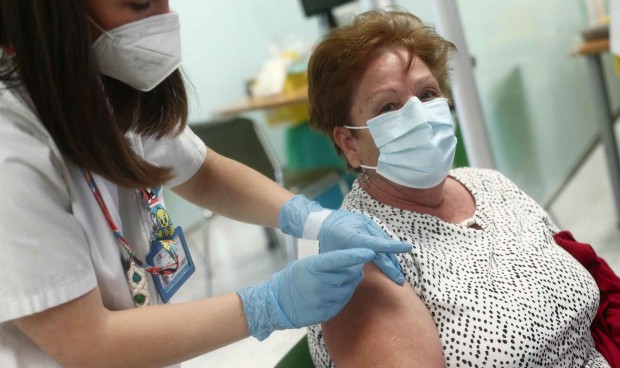 Las CCAA, a favor de una vacunación "simultánea e inminente" de Covid-gripe