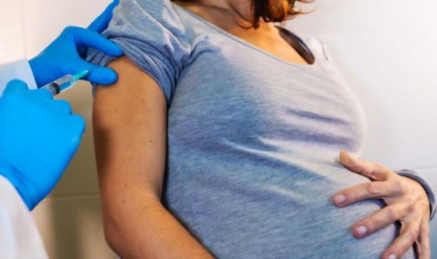 Las embarazadas minimizan los efectos secundarios graves por vacunas covid 