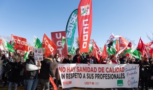 Decenas de enfermeras se han manifestado para reclamar el cumplimiento de su convenio colectivo