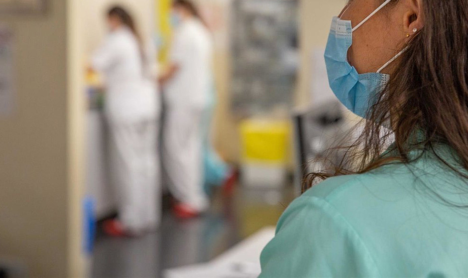 Las enfermeras generalistas están más cómodas en organizaciones sanitarias con jefe que matronas y médicos. Un estudio lo atribuye a cuestiones de adaptación a las organizaciones sanitarias como mecanismo defensivo.