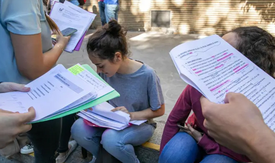 Estudiantes preparándose para un examen.