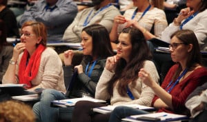  Estudiantes en clase. Mujer, adulta y brillante: el perfil sanitario que choca con la FP Dual