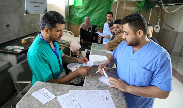  Personal sanitario palestino. Las futuras enfermeras palestinas vencen al miedo: apenas cometen errores a pesar de la guerra contra Israel.