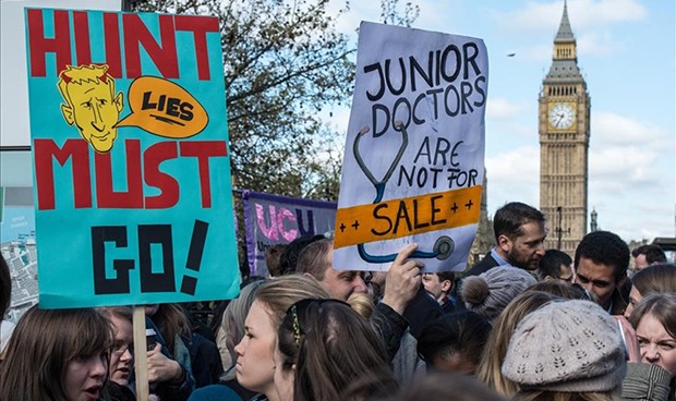 Las mareas blancas toman Londres por la crisis de la sanidad británica