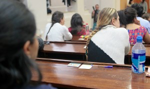 Las mujeres pagan con hasta 600 puestos arriesgarse menos en el examen MIR