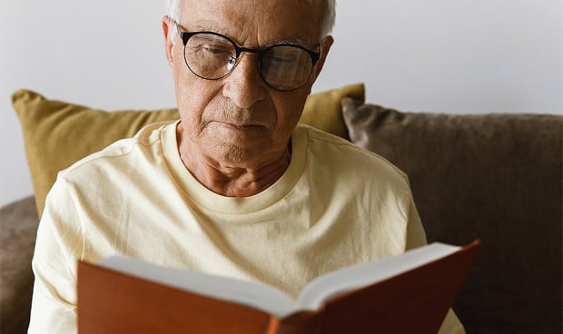 Las nuevas gotas para la presbicia, Vizz, tienen efectos adversos que te descubrimos: 5 enfermedades que pueden causar si te las echas