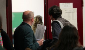 Entrada de un aula donde se realiza en examen MIR. 