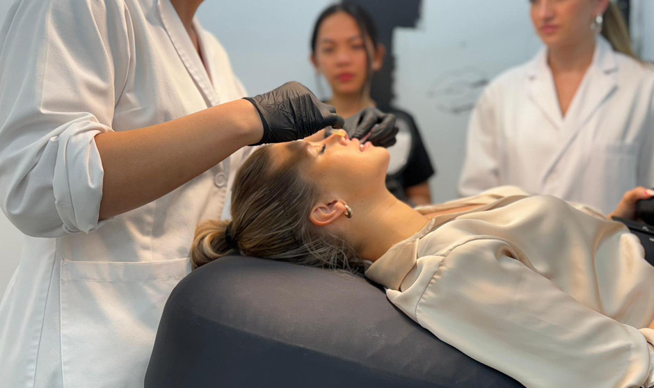 Las operaciones estéticas faciales estresan a los estudiantes de Medicina