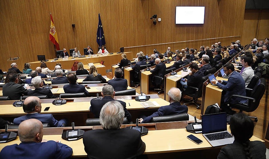 El ministro de Sanidad, José Manuel Miñones, comparece en la presentación del nuevo Código de Deontología Médica. 