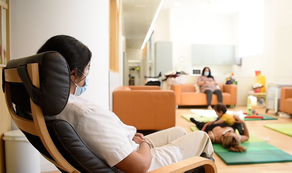 Las primeras visitas de salud mental materna suben un 37% en el Hospital Clínic en 2022