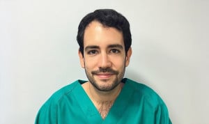 El dermatólogo Manuel Sánchez investiga nuevos biomarcadores frente a la alopecia areata