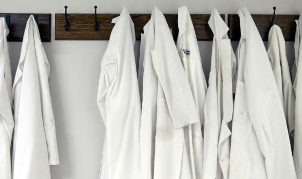 Lavar el uniforme del hospital en casa con otra ropa "es un peligro"