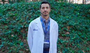 Joven médico de hospital posando con bata