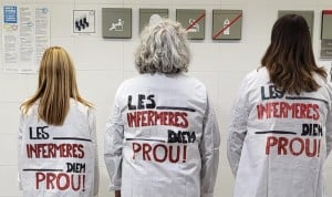 Enfermeras en huelga hacen llegar sus peticiones a Manel Balcells