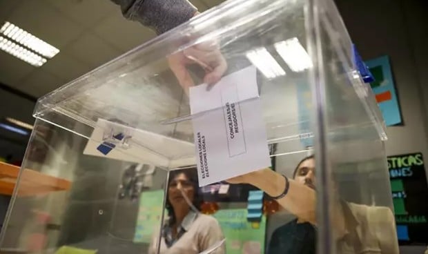  Una persona votando durante las elecciones del 28 de mayo. 
