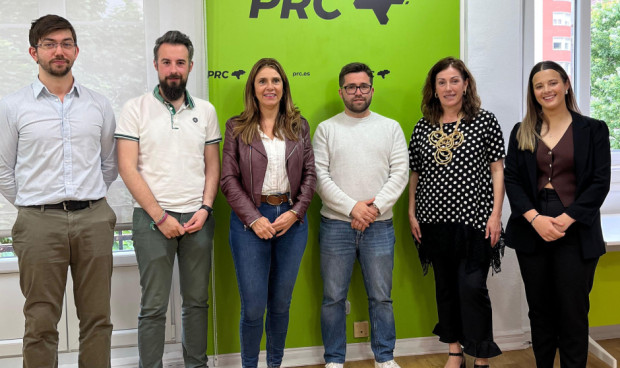 Paula Fernández, candidata electoral del PRC, acompañada de las Juventudes Regionalistas.
