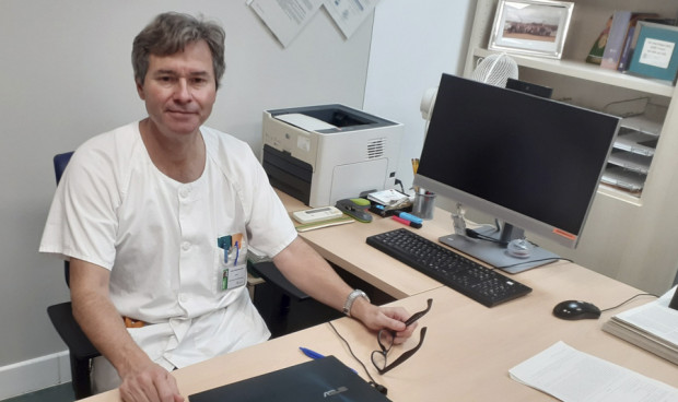  Jesús Rodríguez Baño, jefe del Servicio de Infecciosas del Hospital Virgen de la Macarena prueba la eficacia de antibióticos vintage contra bacterias multirresistentes