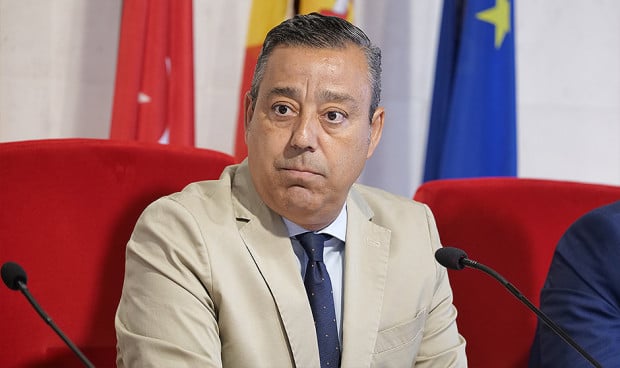  Óscar Castro, presidente del Consejo de Dentistas. celebra el galardón por su "defensa" de la profesión odontológica y la salud.