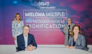 María Victoria Mateos, Rubén de la Fuente, Teresa Regueiro y Ana Cristina Bandrés debaten sobre el tratamiento del mieloma múltiple.