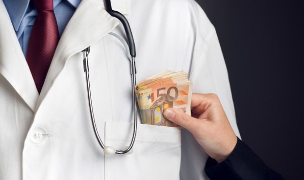 Los cirujanos son los médicos que más dinero reciben de la industria