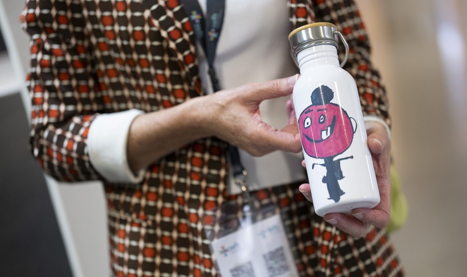 Los congresistas sostenibles de la SEFH beben en botellas 'verdes'