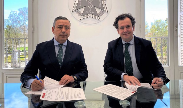 Óscar Castro y Ricardo de Lorenzo firman un acuerdo para ofrecer a los Colegios de Dentistas el servicio de contacto DPO.