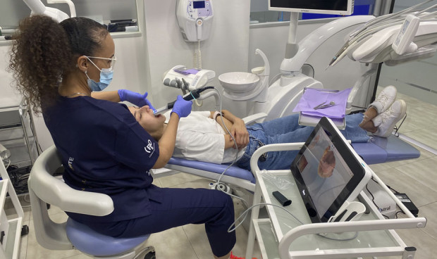 Deportistas reciben atención dental.