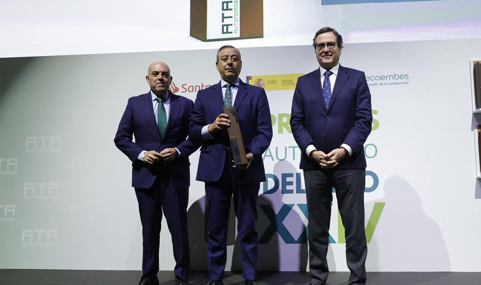 Óscar Castro recibe el premio de los autónomos de la mano de Lorenzo Amor y Antonio Garamendi. 